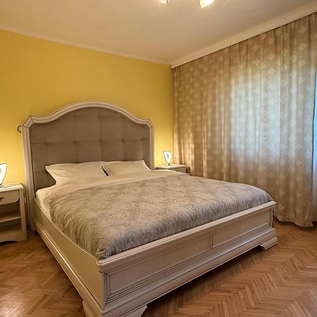 Apartment Palace Of Parliament Бухарест Экстерьер фото